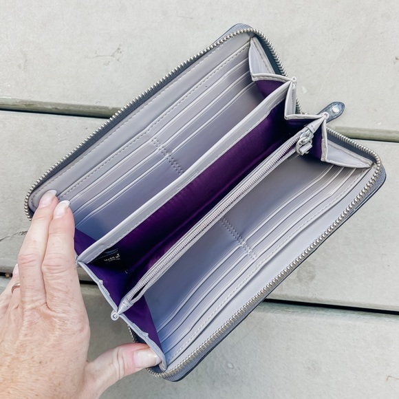 Authentic Coach wallet. - Picture 4 of 4